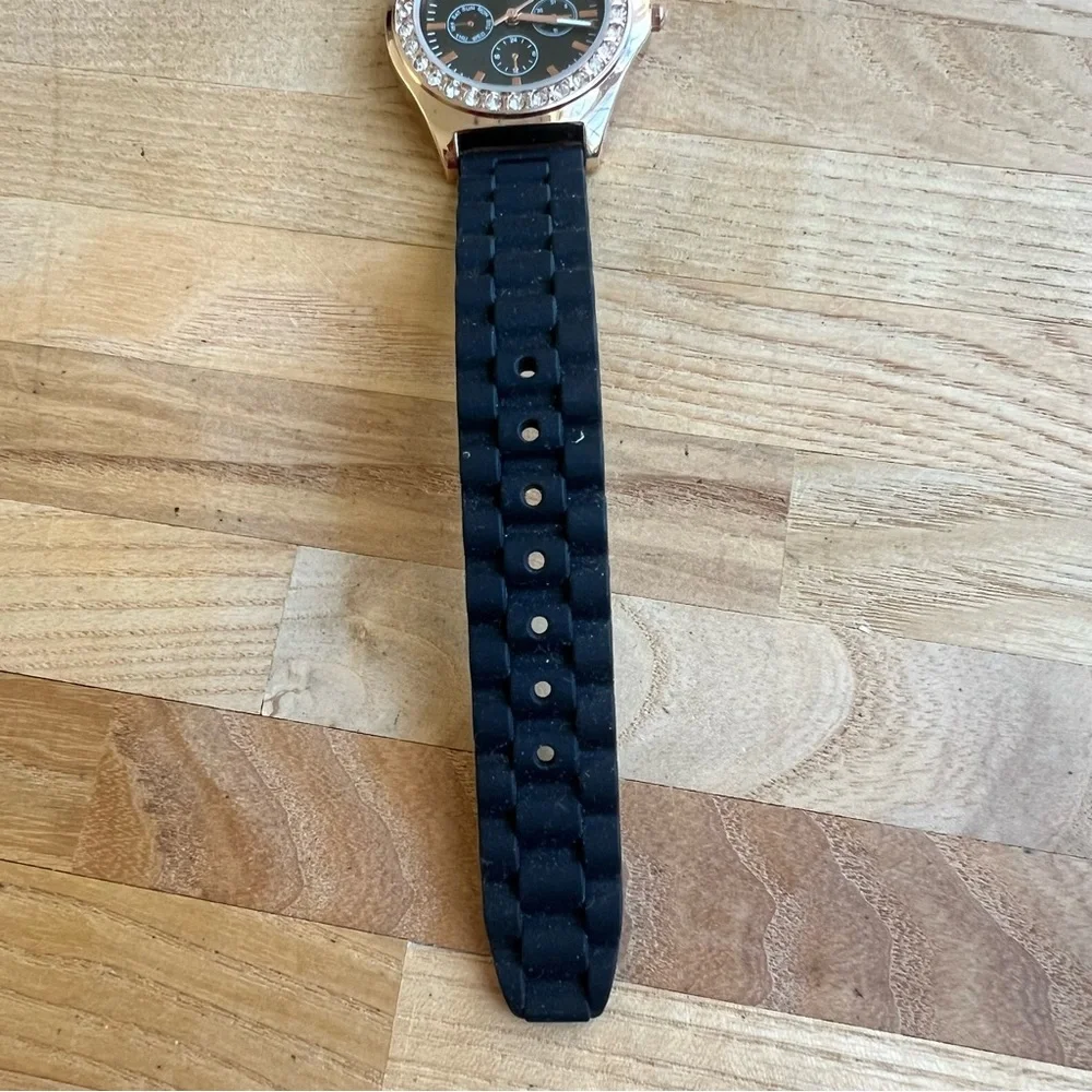 Claire’s ladies rose gold tone and black fashion watch NEW BATTERY